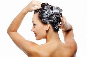 頭皮と髪に優しいアミノ酸系洗浄ベース・ノンシリコン処方で、細く柔らかい髪にハリとコシを与えてボリュームアップします。